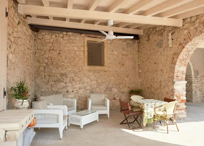 Agora Bed & Breakfast 4*