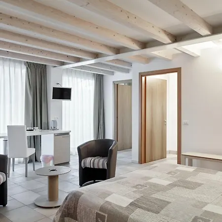 Agora Bed and Breakfast 4*