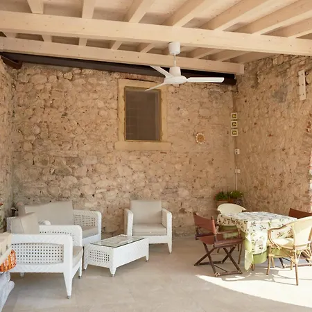 Agora Bed and Breakfast 4*